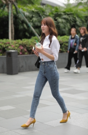 刚下班的紧牛美眉 好喜欢