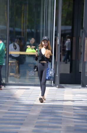 漂亮的瑜伽裤妹子