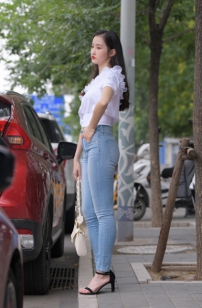 蓝色紧身牛仔裤美女
