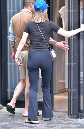 白皙深蓝紧身裤美女