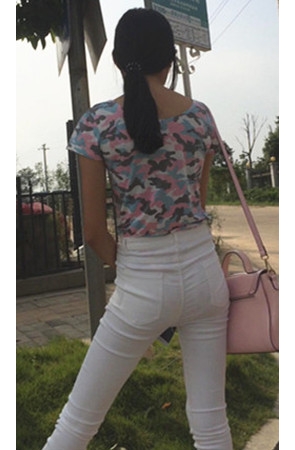 等车的白裤微透小妹