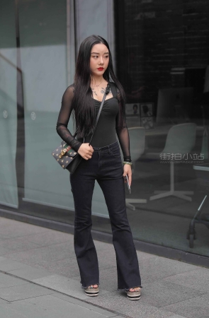 街拍黑衣长裤美女