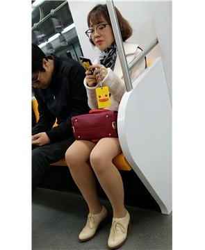 4k-地铁上偶遇肉丝美足可爱眼镜妹