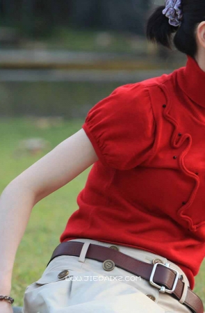 身材苗条红衣女子