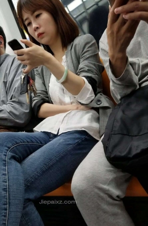 4K – 街拍牛仔裤高跟姐姐 [978 MB/MP4]