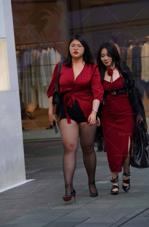 红唇红裙丰腴黑丝