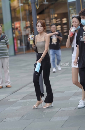 街拍黑裤长腿美女