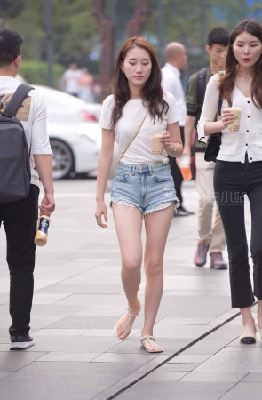 喝奶茶的长腿街拍美女