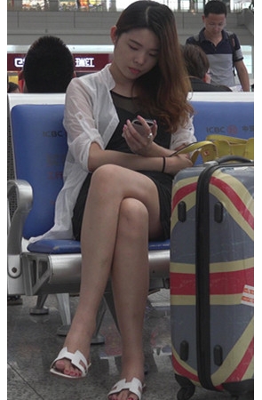 候车室美足女孩