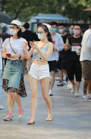 玻璃街拍作品 – 热裤YY清纯小妹