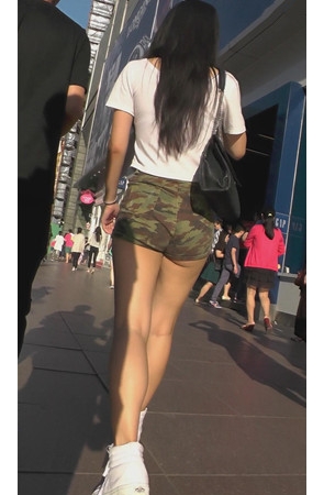 迷彩短裤妹子