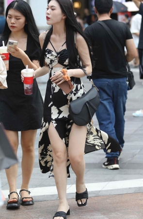 漂亮街拍少妇