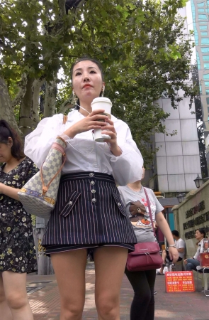 美腿白衬衫长马尾辫美女