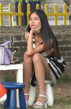 发呆的长发姑娘 [1.08 GB]