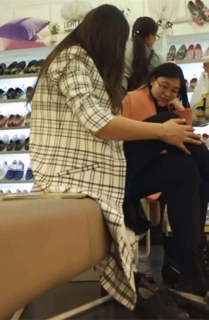 鞋店的棉袜街拍美女们轮番登场引爆你的眼球