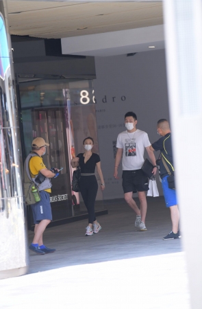 黑色瑜伽裤妹子