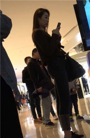 4K商场偶遇宽臀紧身黑色牛仔裤美女 [554 MB]