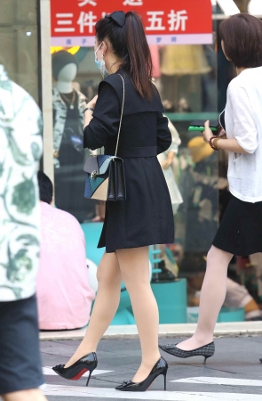 诱惑肉丝街拍高跟shaofu