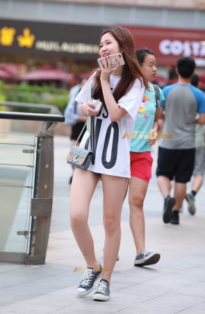 热裤，裸腿，可爱美女