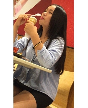 尖嘴高跟鞋肉丝OL包臀裙美女在吃甜筒，动作诱惑吗