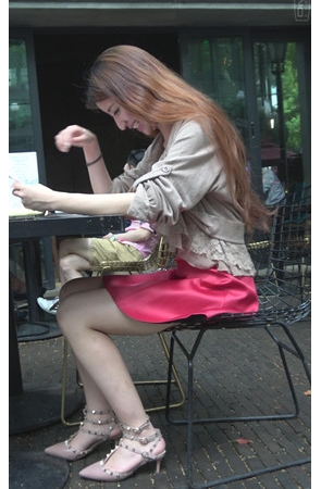 红色吊带裙小姐姐