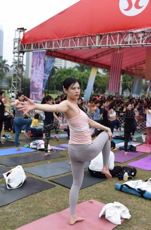 练习瑜伽的气质美女