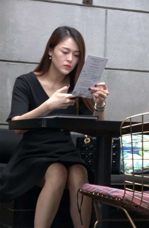 黑色连衣裙小资美女