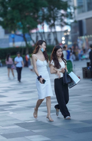 街拍高挑的白裙美女姐姐