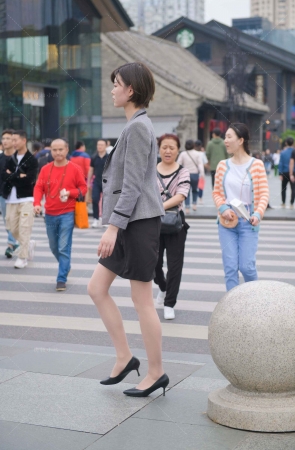 短发美女店员下班