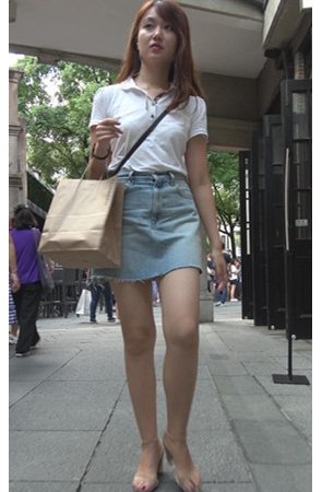 听歌的牛仔裙小姐姐]