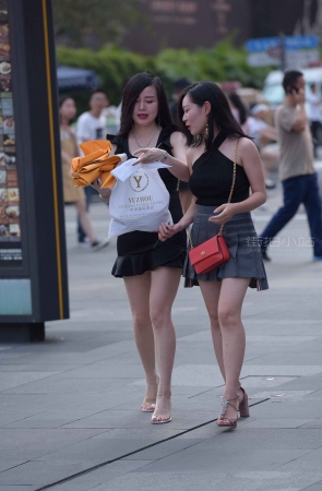 街拍美腿姐妹