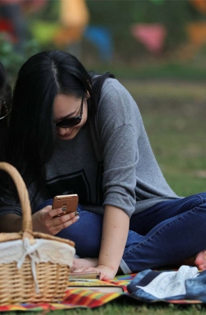 No688 女孩细品葡萄美酒，我们细品她的光洁好脚 第2套