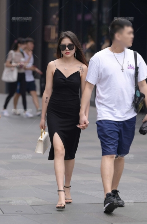 性感的吊带开叉裙美女