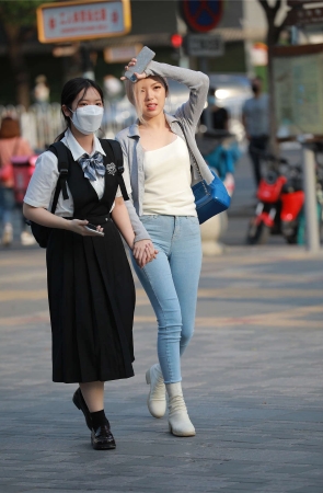 玻璃街拍作品 – 浅蓝牛小姐姐