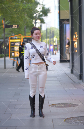 搭讪紧身白裤长靴美眉