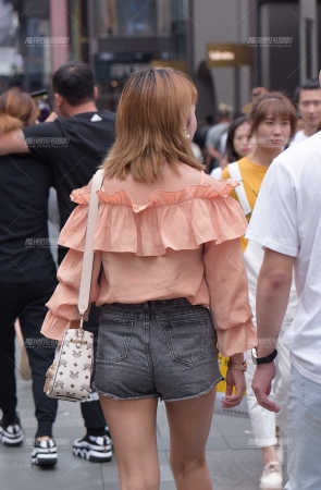 热裤美女