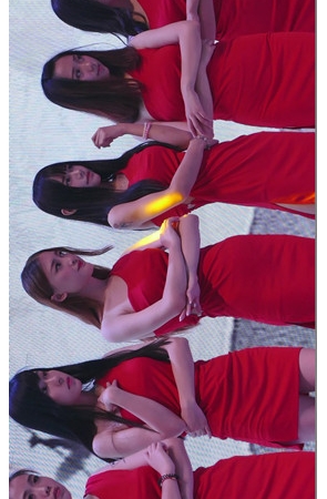 ChinaJoy现场一群红裙美女