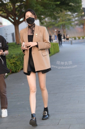 221028+105纯天然大长腿女同事【套图➕视频】 14P