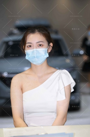 眉清目秀白裙美腿前台小姐姐  [18P]