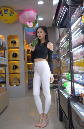 红石街拍作品 紧身白裤女孩