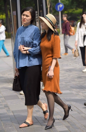 街拍棕色群黑丝高跟美姐