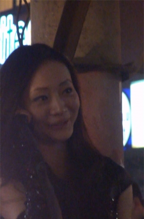 街拍美女的破洞紧身裤很性感