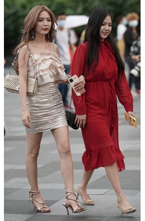 漂亮的吊带小姐姐【套图+视频】