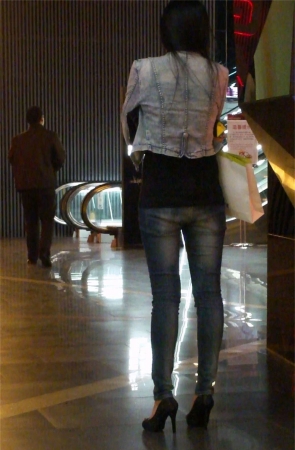 超紧身牛仔裤高跟美女