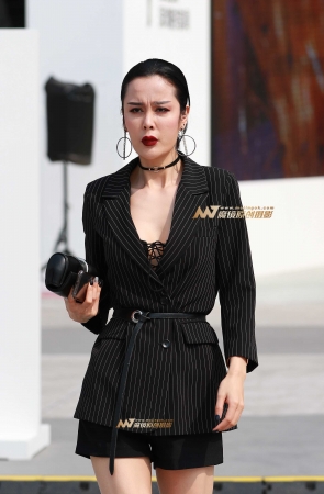 开胸 性感 高挑 女郎