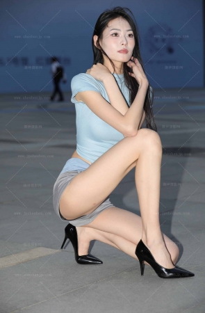 热裤网红小姐姐腿玩年