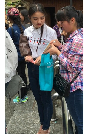 漂亮的牛仔裤妹子