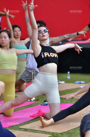 米白五分瑜伽紧身裤美女