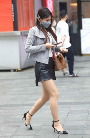 诱惑街拍肉丝皮裙高跟shaofu