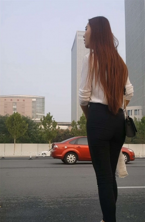 黑色长裤气质美女